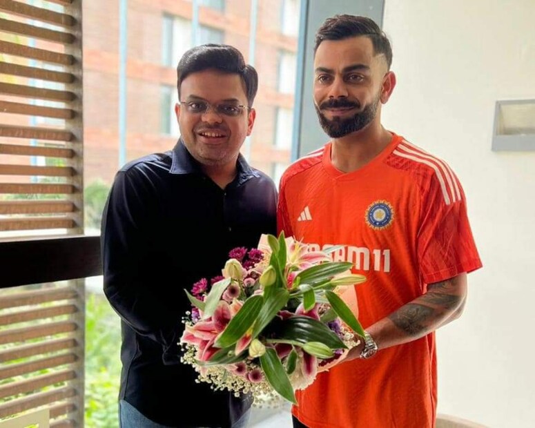 ১০১ রানের কোহলির বিরাট ইনিংসের সুবাদে দক্ষিণ আফ্রিকে ৩২৭ রানের টার্গেট দেয় টিম ইন্ডিয়া। জবাবে মাত্র ৮৩ রানে অলআউট প্রোটিয়ারা। ২৪৩ রানে জয় পায় ভারত।