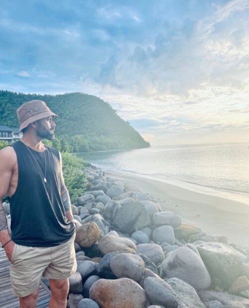 ইনস্টাগ্রামে ২৬২ মিলিয়ন ফলোয়ার বিরাট কোহলির৷ বিশ্বের অন্যতম বেশি ফলোয়ার সহ তারকা কিংবদন্তী৷ তাঁরা একাধিক ট্রফি জিতেছেন, অনেক রেকর্ড ভেঙেছেন৷ আইপিএলের ইতিহাসে সবচেয়ে বেশি রান তাঁর৷