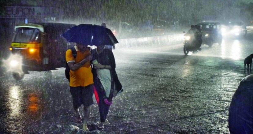 হাওয়া অফিস জানাচ্ছে, উত্তর ২৪ পরগনা, দক্ষিণ ২৪ পরগনা, হাওড়া, কলকাতা, হুগলি, পূর্ব মেদিনীপুর, পশ্চিম মেদিনীপুর, ঝাড়গ্রাম, পুরুলিয়া, বাঁকুড়া, পশ্চিম বর্ধমান, পূর্ব বর্ধমান, বীরভূম, মুর্শিদাবাদ এবং নদিয়ায় শুক্রবার বজ্রপাত-সহ হালকা বৃষ্টি হতে পারে।