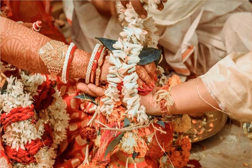 *শুভদিন প্রায় চলেই এসেছে। তাই বেশিরভাগ পরিবারই ইতিমধ্যে মণ্ডপ, বিয়ে বাড়ি, ক্যাটারার থেকে শুরু করে হোটেল এবং পরিবহনের জন্য প্রয়োজনীয় সবই বুক করে ফেলেছেন। আর যারা এখনও করেননি, তাঁদেরও সু-একদিনের সব কাজ শেষ হয়ে যাবে। সংগৃহীত ছবি।