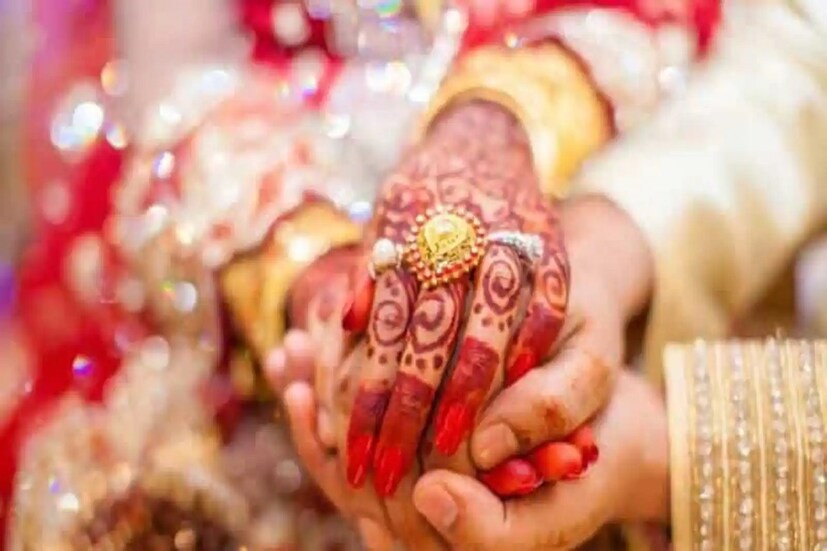 *এই একমাসের মধ্যে বিয়ের জন্য ১২টি দিন শুভ রয়েছে পঞ্জিকা অনুসারে। তবে এই ১২ দিনের মধ্যে না হলে ২০২৪ সালের জানুয়ারি মাসের ১৫ তারিখের পর ফের বিয়ের অনুষ্ঠান হবে। সংগৃহীত ছবি। 