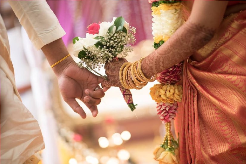 *জ্যোতিষী আচার্য কমলনাথ জানিয়েছেন, বর ও কনের সুবিধা এবং ছেলে ও মেয়ের রাশিফলের সাথে মিল রেখে বিয়ের তারিখ নির্ধারণ করা ভাল। উভয় পক্ষের জন্য একটি শুভ দিন নিশ্চিত করলে বর এবং কনের বৈবাহিক জীবনে কোনও সমস্যা হয় না। সংগৃহীত ছবি।