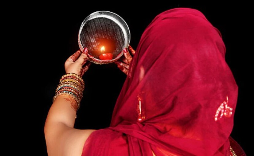  সাধারণ মহিলাদের পাশাপাশি  গর্ভবতী মহিলারাও কি করবা চৌথের উপবাস রাখতে পারেন তাও জানতে চায় অনেকে। ডায়েটিশিয়ান কামিনী সিনহা এবিষয়ে সবটা খোলসা করেছেন৷ তিনি জানিয়েছেন জল না খেয়ে সারাদিন উপোস থেকে করবা চৌথের ব্রত পালন করা হয়৷ 