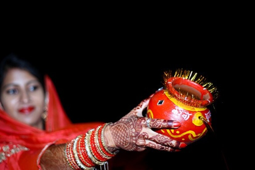 তিনি আরও জানিয়েছেন,করবা চৌথের একদিন আগে, সমস্ত মহিলাদের সহজে হজমযোগ্য খাবার খাওয়া উচিত। ডাল, রুটি, সবজি, খিচুড়ি, খির, বাটার মিল্ক, দই এবং দুধ খাওয়া যেতে পারে। এছাড়াও জলের ঘাটতি পূরণ করে এমন ফলও খাওয়া যেতে পারে। উপবাস রাখার একদিন আগে মহিলাদের কলা খাওয়া উচিত নয়। এছাড়াও একদিন আগে জাঙ্ক ফুড একেবারেই খাবেন না।