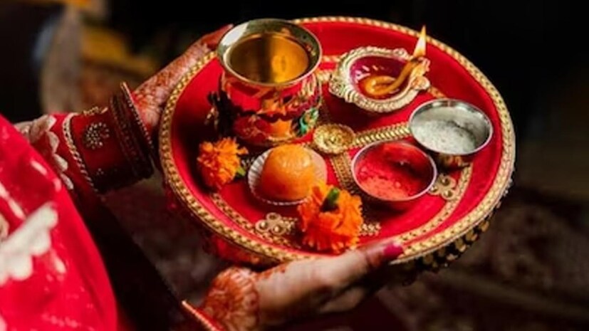 ডায়েটিশিয়ান কামিনী সিনহার মতে, করবা চৌথের এক দিন আগে, সমস্ত মহিলাদের স্বাস্থ্যকর খাদ্য গ্রহণ করা উচিত এবং অতিরিক্ত মশলা এবং ভাজা খাবার  এড়ানো চলাই ভাল। তৈলাক্ত ও মশলাদার খাবার খেলে অ্যাসিডিটির সমস্যা হতে পারে। এই ধরনের খাবার তৃষ্ণা বাড়ায় এবং করবা চৌথের দিনে এই ছোট্ট ভুলে  মহিলারা বিরক্ত হতে পারেন।