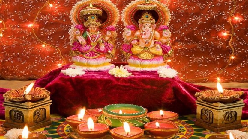বহু বাঙালি পরিবারে কালীপুজোর দিন লক্ষ্মীপুজো করা হয়৷ প্রথমে অলক্ষ্মী বিদায় করে তার পর পূজিতা হন দেবী লক্ষ্মী৷ দীপান্বিতা লক্ষ্মীপুজো নামেই এই আরাধনা পরিচিত৷