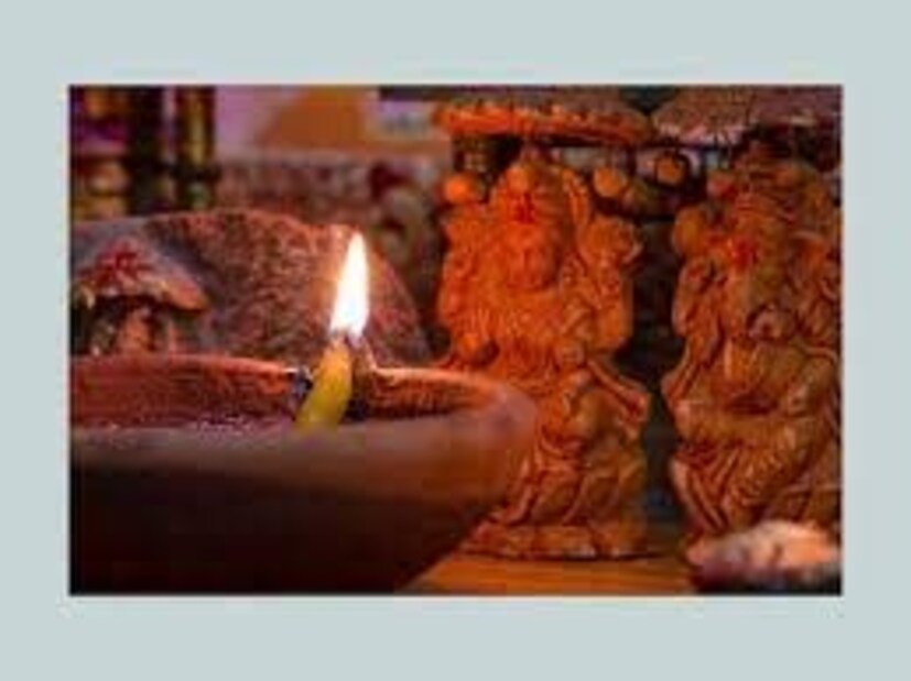 কালীপুজোর অমাবস্যা তিথিতে সন্ধ্যাবেলা অর্থাৎ বা প্রদোষকাল বা নিশীথকালে দেবী লক্ষ্মী পূজিত হন৷ 