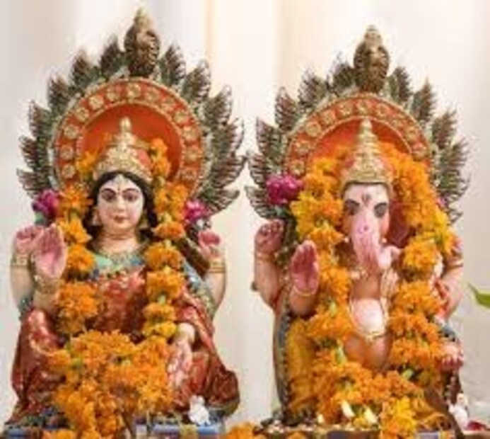 যাঁরা নিশীথকালে লক্ষ্মীপুজো করবেন, তাঁদের জন্য আরাধনার সময় রাত ১১.৩৯ থেকে ১২.৩০ পর্যন্ত৷
