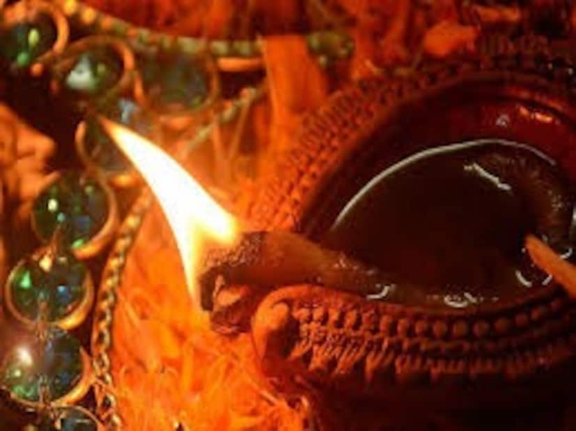 লক্ষ্মীপুজোর জন্য আদর্শ প্রদোষকাল হল বিকেল ৫.৩৯ থেকে সন্ধ্যা ৭.৩৩ পর্যন্ত৷