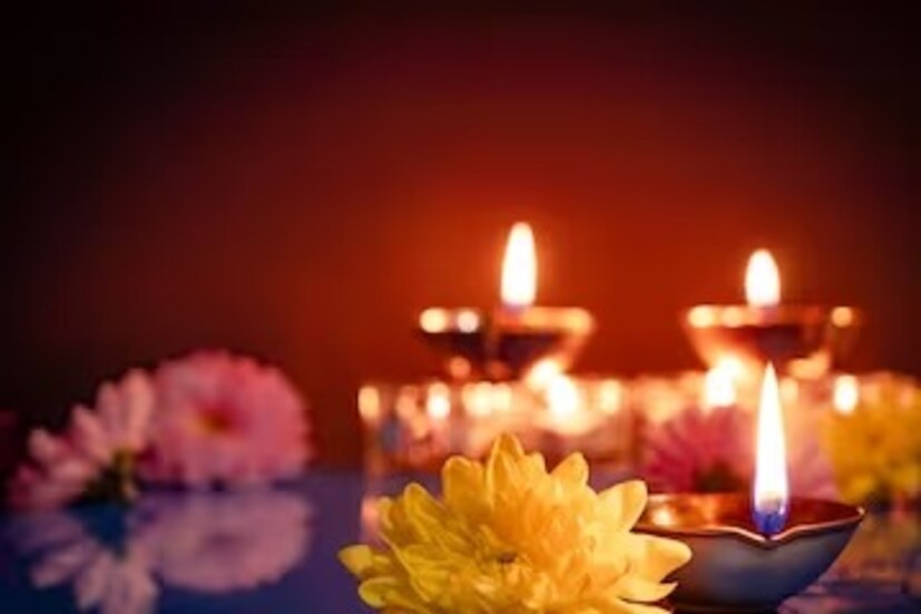 দীপাবলির পুজোয় লোহার বাসনপত্র ব্যবহার করবেন না৷ বাড়ির মূল প্রবেশদ্বারের সামনে জুতো বা চটি রাখবেন না৷ বাড়ির জমা আবর্জনা পরিষ্কার করুন৷