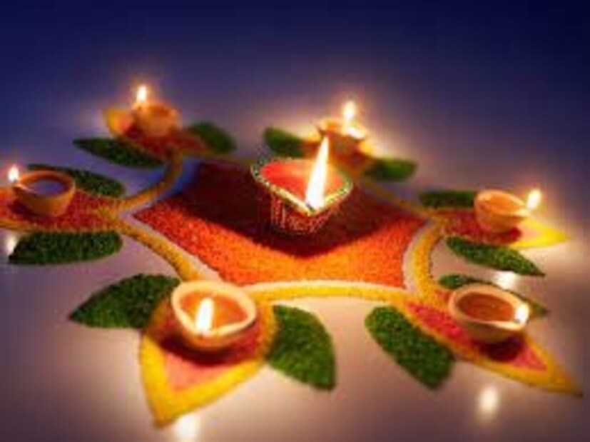 কার্তিক স্নানও এই তিথির এক গুরুত্বপূর্ণ অংশ৷ প্রচলিত বিশ্বাস, এই পূর্ণিমা দেবসেনাপতির আবির্ভাবতিথি৷ তাই একে কার্তিক পূর্ণিমাও বলা হয়৷