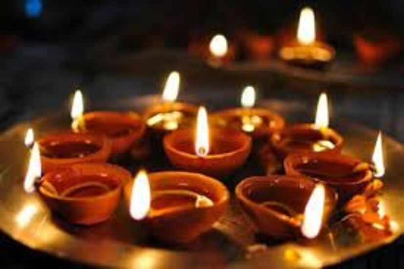 দেব দীপাবলি তিথিতে ব্রাহ্মণদের প্রদীপ দান করা হয়৷ একে বলা হয় দীপদান পর্ব৷ 