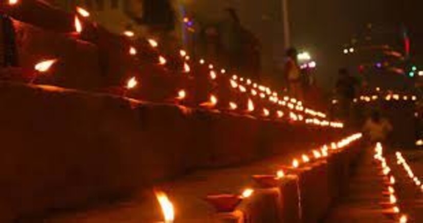 বারাণসীতে মহা সমারোহে পালিত হয় দেব দীপাবলি৷ প্রজ্বলিত প্রদীপে সাজিয়ে তোলা হয় গঙ্গার ঘাট৷ প্রচলিত বিশ্বাস এই পুণ্যতিথিতে দেবতারা দেবলোকে দীপাবলি পালন করেন৷