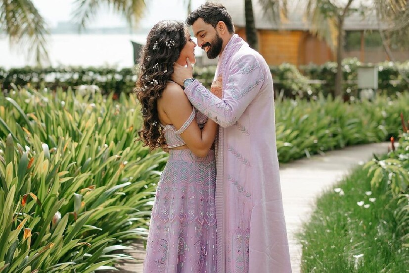 এর আগে ২০১৪ সালে প্রথমবার বিয়ে করেন অমলা। পরিচালক বিজয়ের সঙ্গে বিয়ের এক বছরের মধ্যেই বিবাহবিচ্ছেদ হয়ে যায় তাঁদের। বিয়ের পর অভিনয় করতে চেয়েছিলেন অমলা। কিন্তু শোনা যায়, বিজয়ের পরিবার নাকি তাতে রাজি ছিল না, আর তাতেই এই ডিভোর্স।