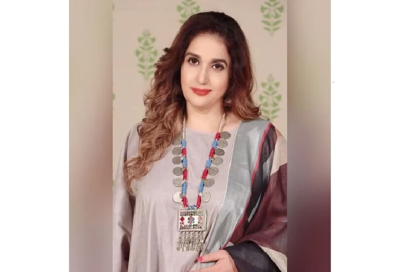 সোনিকা গিল দিল্লির বাসিন্দা। দিল্লির একটি সরকারি স্কুলে লেখাপড়া করতেন। ছোটবেলা থেকেই স্টেজ পারফরমেন্স করতেন। লায়লা ছবির কাস্টিংয়ের সময় সাওয়ান কুমার একবার দিল্লিতে এসেছিলেন, তারপরে তাঁর চোখ পড়ে সোনিকা গিলের উপর, তারপর তিনি অডিশন নিয়েছিলেন, কিন্তু ইচ্ছা থাকা সত্ত্বেও তিনি তাকে তাঁর ছবিতে কাস্ট করতে পারেননি। এরপরই তিনি মুম্বইয়ে যান এবং সেখানে শুরু হয় লড়াই। তিনি বলেন, তখনকার দিনে শুধু চেহারা দেখে নায়িকা হওয়া যায় না। সুদর্শন হওয়ার পাশাপাশি একজন অভিনেত্রীকে নাচ এবং অভিনয়ের মতো শিল্পেও পারদর্শী হতে হত। @officialsonikagill/Instagram
