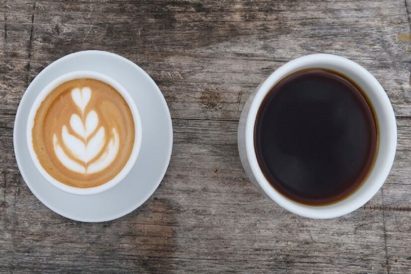 শিথিলতা বনাম সতর্কতা এল-থেনাইনের মতো যৌগগুলির কারণে চা শরীর ও মনকে শান্ত করে৷ উচ্চ ক্যাফেইনযুক্ত কফিতে শরীর কিছুটা গরম করে, ফলে শীতের দেশে অনেকেই কফি খেতে পছন্দ করেন৷ 