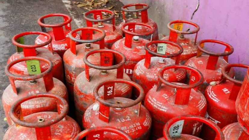 ১৯ কিলোগ্রামের বাণিজ্যিক সিলিন্ডারের  (LPG Price Hike) দাম ১০০ টাকার বেশি বাড়ানো হয়েছে ৷ তবে স্বস্তির বিষয় হল বাড়ির রান্নার গ্যাসের দাম অপরিবর্তিত রাখা হয়েছে ৷ 