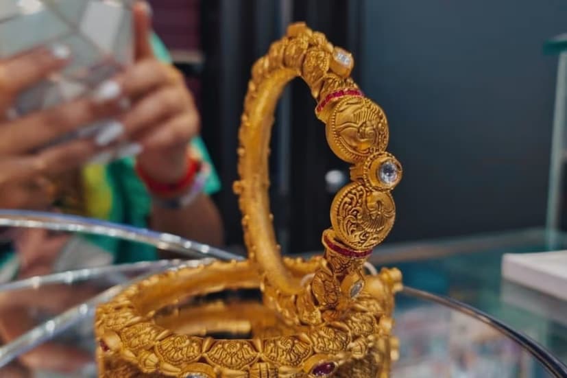 আসল সোনা ভিজে গেলেও তাতে কোনওদিন মরচে পড়বে না। তাই যদি বিবর্ণ হয়ে যায় জলে তার মানে সেই গয়না সম্ভবত সোনার প্রলেপ দেওয়া মাত্র, আসল সোনা নয়।