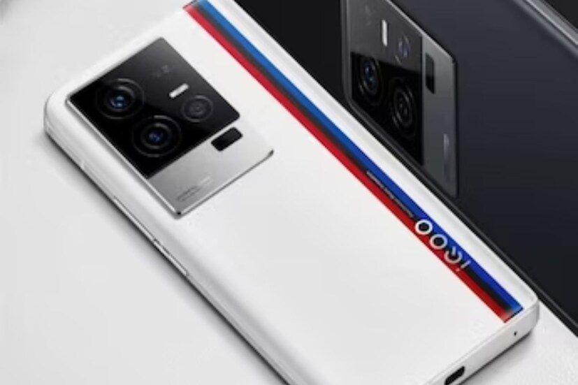 উল্লেখযোগ্যভাবে, BMW M লোগো বাদ দিয়ে, সেখানে লেখা আছে “Fascination Meets Innovation।” এই ডিভাইসটিতে কোনও বিশিষ্ট ব্র্যান্ডিং লোগো নেই। ক্যামেরা মডিউলটি বাঁকা প্রান্ত সহ বর্গাকার বলে মনে করা হচ্ছে, যেখানে '১০০X' ব্র্যান্ডিং রয়েছে। এটি বুঝিয়ে দেয় যে iQOO 12 Pro-এর ক্যামেরাগুলি একটি ১০০X ডিজিটাল জুম বৈশিষ্ট্য সমর্থন করবে, যা Samsung Galaxy S23 Ultra-র মতো অন্যান্য ফ্ল্যাগশিপ ফোনে রয়েছে।