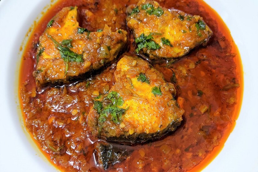 মাছে-ভাতে বাঙালি! এক টুকরো মাছ না হলে বাঙালির দুপুরের খাবার ঠিক হজম হয় না! মধ্যবিত্ত বাঙালির রোজের পাতে সবচেয়ে বেশি থাকে রুই বা কাতলা মাছ। কিন্তু জানেন কি রোজ রুই মাছ খেলে শরীরে কী হয়?