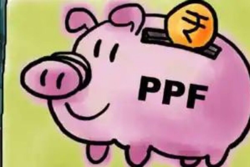 কর মুক্ত আয় - PPF অ্যাকাউন্ট EEE বিভাগের অধীনে পড়ে যেখানে ১.৫ লাখ টাকা পর্যন্ত বার্ষিক আমানতের উপর ধারা ৮০সি এর অধীনে আয়কর সুবিধা দাবি করা যেতে পারে। পিপিএফকে অন্যান্য বিনিয়োগের চেয়েও ভাল বলে মনে করা হয়। কারণ এটি আয়কর আইনের (ITA) ধারা ৮০সি এর অধীনে করমুক্ত। এই অ্যাকাউন্ট খোলার জন্য প্রয়োজন -