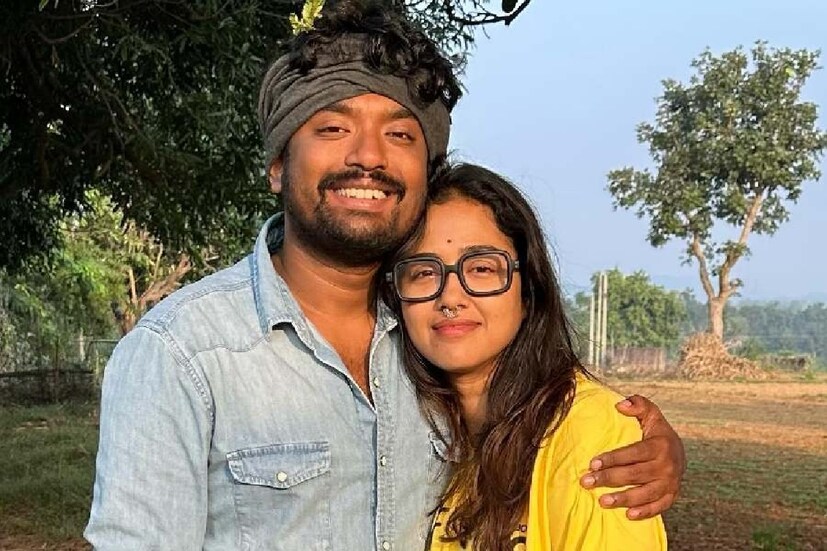 কলকাতা শহর নয়, দেখে মনে হচ্ছে, কোনও গ্রামে বেড়াতে গিয়েছেন জুটিতে। সেখানে গিয়ে ছবি তুলেছেন তাঁরা। শোভনের আলিঙ্গনে সোহিনী ধরা দিলেন। ছবি পোস্ট করলেন শোভন। কিন্তু আধ ঘণ্টার মধ্যে ছবিগুলি সরিয়েও দিলেন গায়ক।