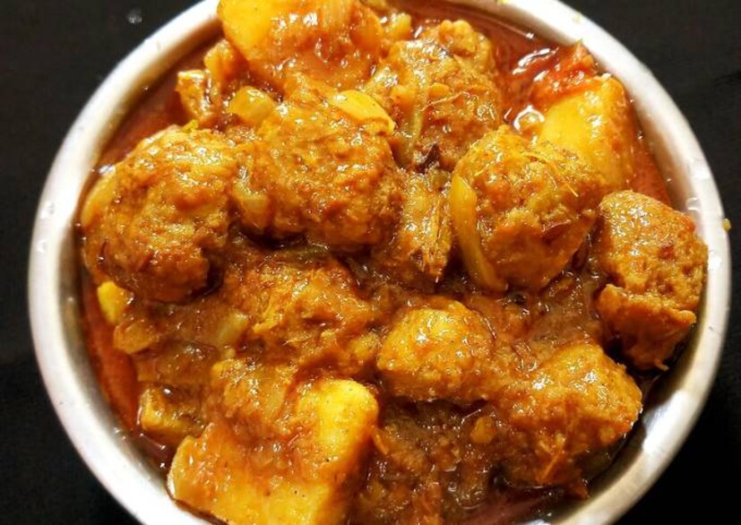 মাছ-মাংস-ডিমের চেয়েও বেশি উপকার পাওয়া যায় সোয়াবিনে। প্রোটিনের বিশাল উৎস। সয়াবিন খেলে হাড় মজবুত হয়। বাতের ব্যথা কমায়। এটি ভিটামিন বি কমপ্লেক্স, ভিটামিন ই, মিনারেল এবং অ্যামিনো অ্যাসিড সমৃদ্ধ। এটি রক্তচাপ নিয়ন্ত্রণে সাহায্য করে। কিন্তু অবশ্যই মাথায় রাখবেন, সবার জন্য সয়ানিন নয়।  Disclaimer: এই প্রতিবেদনটি কেবলমাত্র সাধারণ তথ্যের জন্য, তাই বিস্তারিত জানতে হলে সর্বদা বিশেষজ্ঞের পরামর্শ নিন