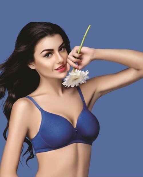 • Padded Bra: স্তনের আকার ছোট হলে প্যাডেড ব্রা ব্যবহার করা উচিত ৷ এতে সাইজ ও শেপ সুন্দর দেখায় ৷ পাশাপাশি এই ধরনের ব্রা পরলে নিপলস দেখা যাওয়া নিয়ে সমস্যায় পরতে হয় না ৷