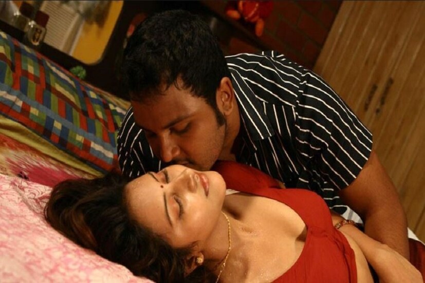 দেখুন আপনার সমস্যাটা আগে সমাধান করা প্রয়োজন ৷ বিষয়টা যেহেতু খুব একটা পুরনো নয় ফলে আপনি হয়ত এখনও বিষয়টিতে অভ্যস্ত হতে পারেননি ৷ তারওপর আপনার মাথায় হয়ত সবসময় কাজ করছে  আপনি এবার লম্বা ইনিংস ব্যাট করতে পারবেন তো ৷ আর এই পারফরম্যান্স দেওয়ার চাপে আপনার যৌন ক্ষমতায় প্রভাবিত হচ্ছে ৷ Representive Photo 