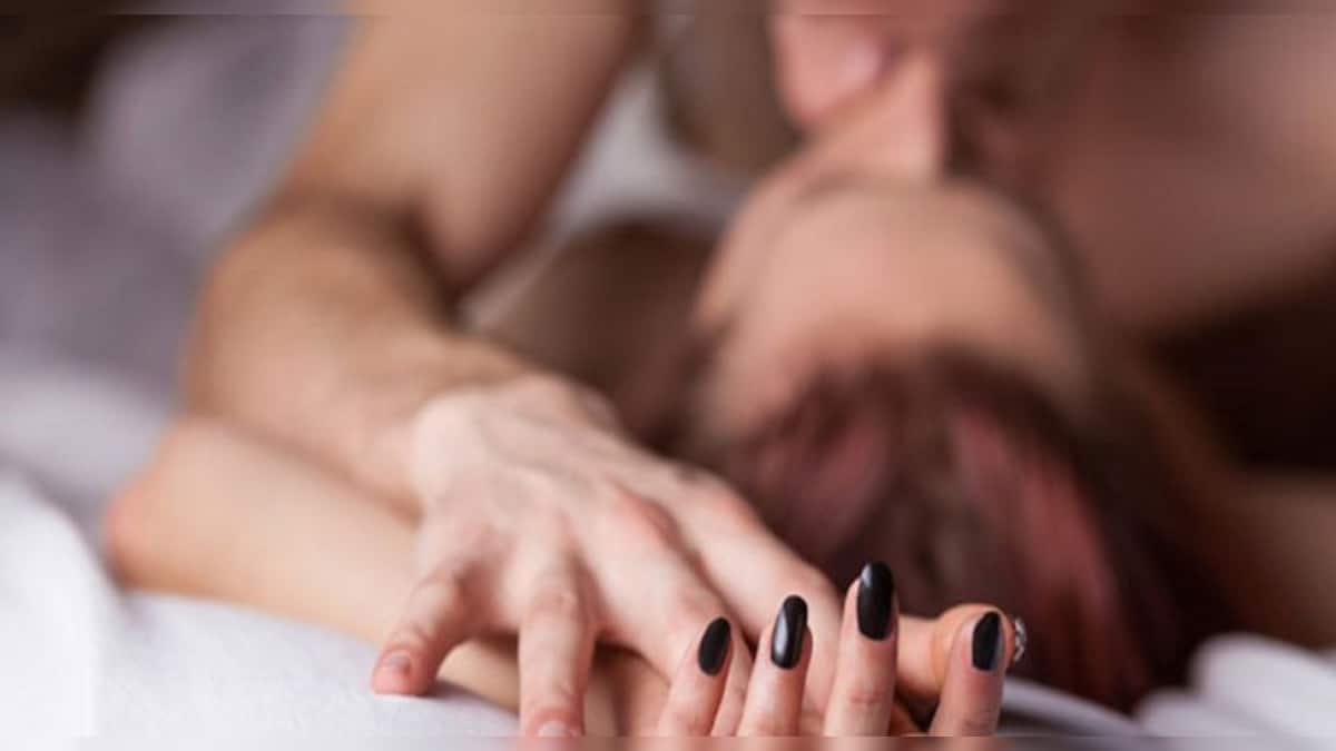 Rus ayolni ko‘chada sikishdi (video)