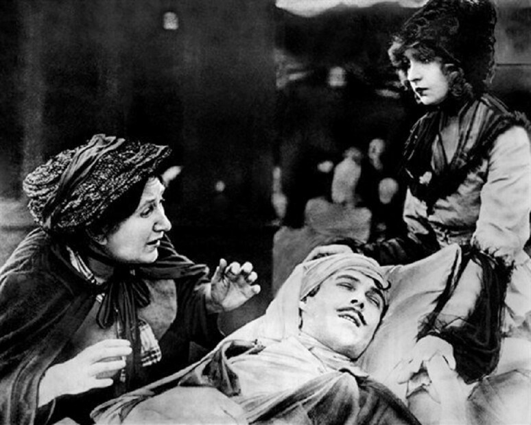 দ্য বার্থ অফ এ নেশন (১৯১৫):সাইলেন্ট মুভি। কিন্তু কৃষ্ণাঙ্গ মানুষদের আক্রমণে করা হওয়ায় মুক্তির পর নিষিদ্ধ ঘোষণা করা হয়। ছবির পরিচালকও পরে স্বীকার করে নেন তার ভুল হয়েছিল। photo source collected