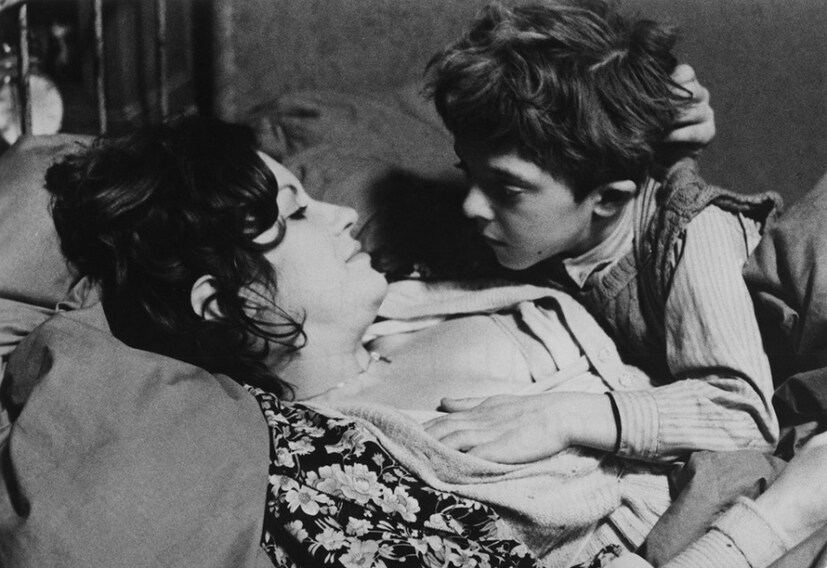 দ্য টিন ড্রাম (১৯৭৯):অস্কারে বিদেশি সিনেমা বিভাগে সেরা পুরস্কার পায় এই সিনেমা। সিনেমায় দেখানো হয় ১১ বছরের এক বালক ১৬ বছরের এক তরুণীর সঙ্গে সেক্স করছে। এই জন্য কানাডা ও ফিলাডেলফিয়াতে নিষিদ্ধ ঘোষণা করা হয়। বলা হয় এই সিনেমা চাইল্ড পর্নোগ্রাফি ছাড়া বেশি কিছু নয়। কিন্তু সিনে বিশেষজ্ঞরা এই সিনেমাকে বড় নম্বর দিয়ে বলেছেন, ছবির বিষয়বস্তু ঠিকমত বুঝলে এটা নিষিদ্ধ কোনওভাবেই হওয়া উচিত নয়।