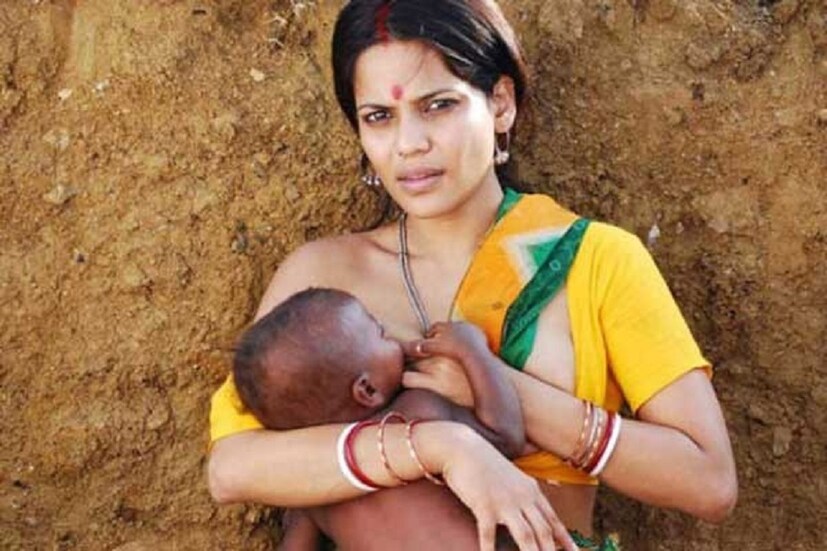 প্রিয়ঙ্কা বোস অভিনয় করেছিলেন 'গাঙ্গোর' ছবিতে। বাংলা, সাঁওতালি ও ইংরেজি ভাষায় নির্মিত এই ছবির পরিচালক ছিলেন ইতালীয় পরিচালক ইতালো স্পিনেলি। এক সাঁওতালি মহিলা তাঁর শিশুকে যখন স্তন্যপান করাচ্ছে তখন তার ছবি তোলে এক চিত্রসাংবাদিক। সেই ছবিকে ঘিরে আবর্তিত হয় ফিল্মের কাহিনি। সেই স্তন্যদানের দৃশ্যে সাঁওতালি মা-এর ভূমিকায় অভিনয় করেন প্রিয়ঙ্কা বোস। photo source collected প্রিয়ঙ্কা বোস অভিনয় করেছিলেন 'গাঙ্গোর' ছবিতে। বাংলা, সাঁওতালি ও ইংরেজি ভাষায় নির্মিত এই ছবির পরিচালক ছিলেন ইতালীয় পরিচালক ইতালো স্পিনেলি। এক সাঁওতালি মহিলা তাঁর শিশুকে যখন স্তন্যপান করাচ্ছে তখন তার ছবি তোলে এক চিত্রসাংবাদিক। সেই ছবিকে ঘিরে আবর্তিত হয় ফিল্মের কাহিনি। সেই স্তন্যদানের দৃশ্যে সাঁওতালি মা-এর ভূমিকায় অভিনয় করেন প্রিয়ঙ্কা বোস। photo source collected