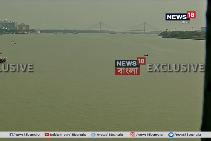  হাওড়ায় বালির জেটিয়াঘাট। বৃহস্পতিবার সকালে গঙ্গার এই ঘাটেই ভেসে আসে একটি কালো ব‍্যাগ। গঙ্গায় স্নান করতে নেমে ব‍্যাগ দেখতে পান স্থানীয়রা। ব‍্যাগ খুলতেই বেরিয়ে আসে পচা গন্ধ। খবর দেওয়া হয় পুলিশে।