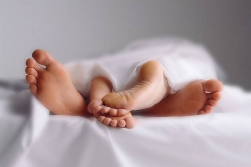 যৌন মিলনের আনন্দকে একটু বাড়িয়ে তুলতে ফোরপ্লের জন্য বরফ রাখুন ৷ বরফ নিয়ে আলতো করে পার্টনারের শরীরে ছোঁয়ান। ভালোবাসার বাঁধ ভাঙতে সময় লাগবে না