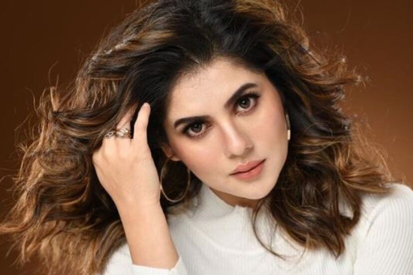 'গ্ল্যাম মোড অন' -গ্ল্যামারাস ছবি শেয়ার করে এমনই লিখলেন পায়েল। মুহূর্তে ভাইরাল হলো সেই ছবি। ছবিতে পায়েল কে দেখা যাচ্ছে সাদা রংয়ের হাই নেক নিটেড টি-শার্টে। আর তার সঙ্গে মেকআপ ও হেয়ার একেবারে মানানসই। 