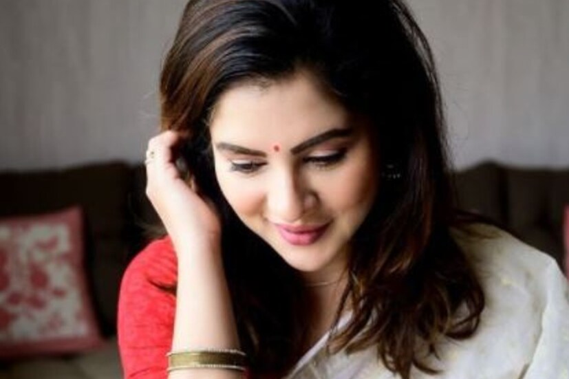 ভোটের প্রচারে ও তার স্টাইল স্টেটমেন্ট চোখে পড়েছিল অনুরাগীদের। বেশিরভাগ সময়ে তাঁকে দেখা গিয়েছিল সাদা সালোয়ার-কামিজে। যদিও ভোটের সময় নিজের ইনস্টাগ্রাম থেকে মুছে ফেলে ছিলেন বেশ কিছু সাহসী ছবি। কিন্তু ফের লাস্যময়ী অবতারের ছবি পোস্ট করলেন অভিনেত্রী। 