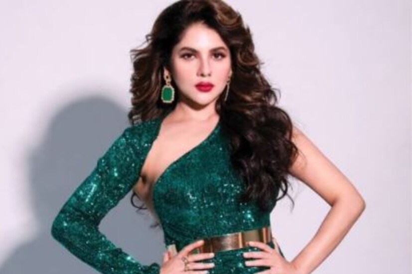 ভোটের প্রচারে রোদে পুড়ে এলাকায় ঘুরে ছিলেন পায়েল। কিন্তু তার কোন ছাপ নেই এখন তাঁর মুখে। বড় একেবারে হট অবতারে কাম ব্যাক তাঁর। 