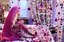মাথায় লেপটে সিঁদুর ! আদরের ছোঁয়া ! বাসর ঘরের বিশেষ ভিডিও ভাইরাল করলেন নববধূ !