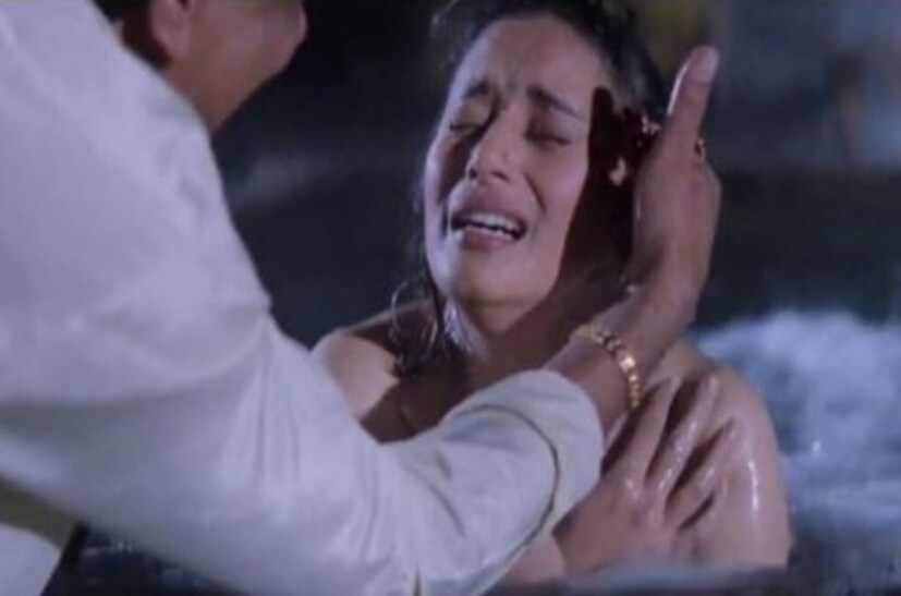 প্রেম প্রতিজ্ঞা নামে এক ছবিতে একটি দৃশ্য এমন ছিল, যেখানে রঞ্জিত জোর করে মাধুরী দিক্ষীতের সঙ্গে ঘনিষ্ঠ হওয়ার চেষ্টা করছিলেন। কিন্তু সেখানে দৃশ্য শেষ হয়ে গেলেও থামছিলেন না রঞ্জিত। মাধুরী নাকি বেশ ভয় পেয়ে গিয়েছিলেন। 