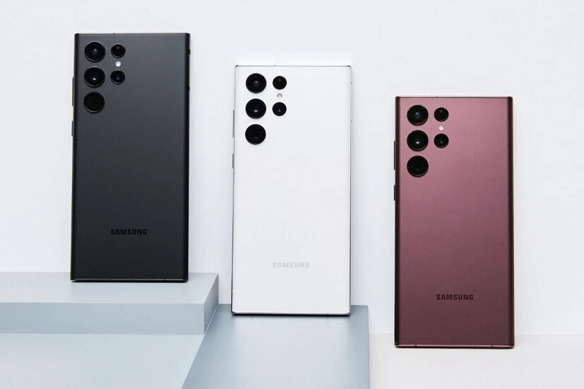 Samsung Galaxy S22 Ultra: ১২ জিবি Ram এবং ২৫৬ জিবি ইন্টারনাল স্টোরেজ-সহ এই ফোনটিতে রয়েছে 4NM কোয়ালকম স্ন্যাপড্রাগন ৮ জেন ১ অক্টা কোর প্রসেসর। এতে রয়েছে ৫০০০mAh ব্যাটারি যা প্রায় দেড় দিন পর্যন্ত ফোনটি চালু রাখতে পারে বলে দাবি। এর পাশাপাশি রয়েছে ৪৫W দ্রুত চার্জিং ব্যবস্থা। অ্যালুমিনিয়াম ফ্রেম এবং কর্নিং গরিলা গ্লাসে ঢাকা ফোনে রয়েছে ৬.৮ ইঞ্চি ডায়নামিক AMOLED 2X স্ক্রিন যার রিফ্রেশ রেট ১২০Hz, Sj কোয়াড ক্যামেরায় পাওয়া যাবে ১০০X ডিজিটাল জুম। বার্গান্ডি, ফ্যান্টম হোয়াইট এবং ফ্যান্টম ব্ল্যাক—এই তিনটি রঙে পাওযা যাচ্ছে ফোনটি। ভারতীয় মুদ্রায় এর দাম ১,৩৪,৯৯৯ টাকা।