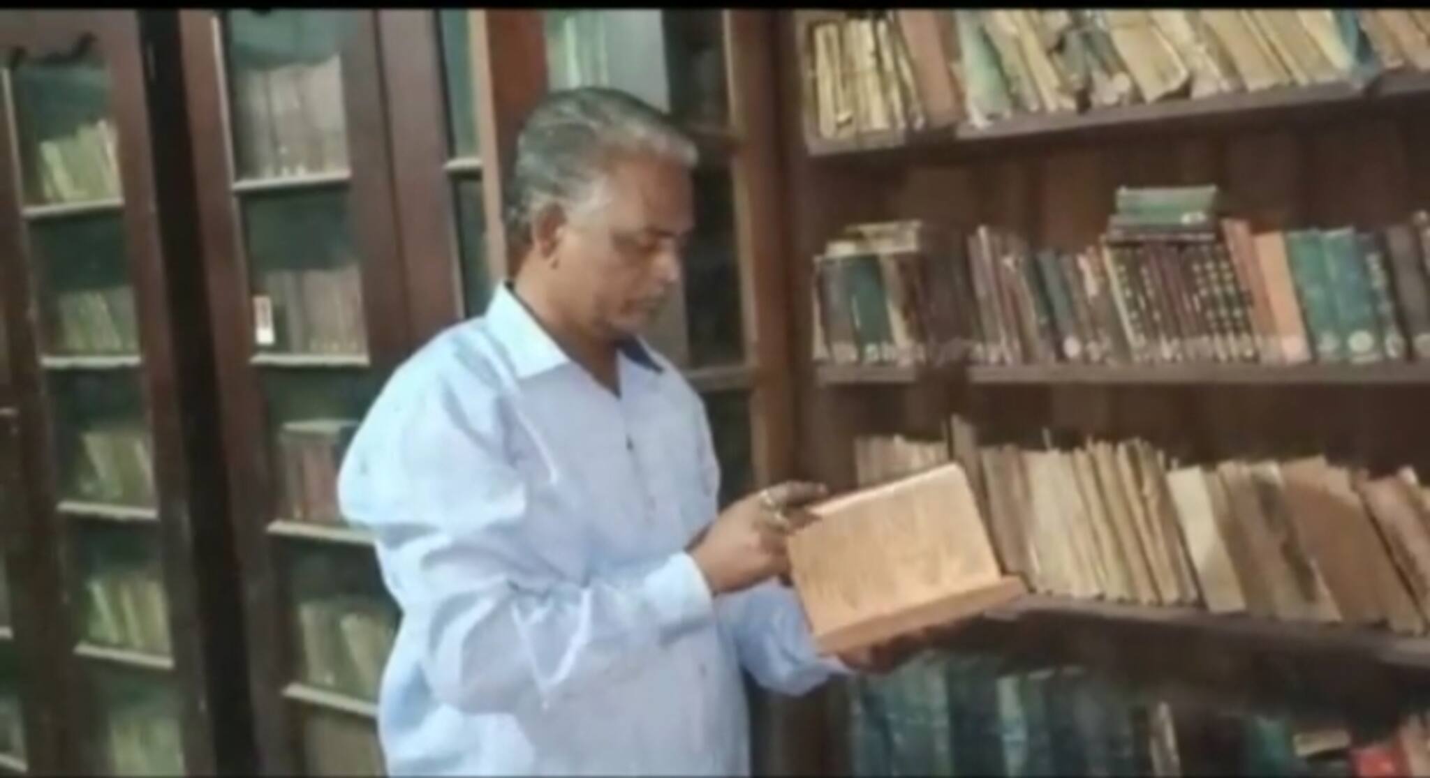 গ্রন্থাগার না ভুতুড়ে বাড়ি, বোঝার উপায় নেই! জরাজীর্ণ রাজ আমলের লাইব্রেরি!