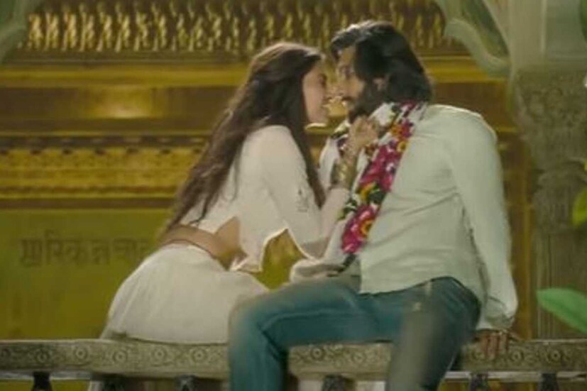 রণবীর নিজেই স্বীকার করেছেন, তাঁরা খুব মন দিয়ে পরস্পরকে চুমু খাচ্ছিলেন। তবে তার মধ্যে অভিনয় ছিল না। পরস্পরের মধ্যে তাঁরা ডুব দিয়েছিলেন। 