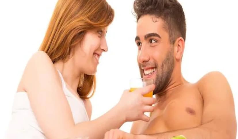 ২) স্বাস্থ্যকর ডায়েট (Healthy Diet): শরীরে ভিটামিন বি-১২-এর (B-12) অভাবের কারণে পুরুষদের যৌনাঙ্গে রক্ত চলাচল বাধাগ্রস্ত হতে পারে। যার কারণে লিঙ্গ শিথিলতা বা যৌন উদ্দীপনা বা যৌন উত্তেজনা কমে যাওয়ার সমস্যা হতে পারে। এই সমস্যাগুলো দূর করতে মাল্টিভিটামিন এবং স্বাস্থ্যকর খাবার খেতে হবে। যেমন তাজা ফল এবং শাকসবজি, গোটা শস্য, মাছ, দুধ, ডিম ইত্যাদি খেতে হবে। সেই সঙ্গে পেঁয়াজ, রসুন, কলা ইত্যাদি খেলে সেক্স ড্রাইভ বাড়ানো যায়। Representative Image
