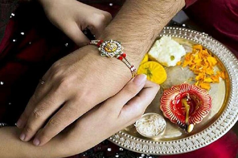কয়েক দানা দানা চাল ভাইয়ের ওপর ছড়িয়ে দেওয়া শুভ বলে মনে করা হয়। তবে এই রীতি বাঙালিদের মধ্যে তেমন প্রচলিত নয়। অবাঙালিরা মূলত এই রীতি অনুসরণ করেন।  