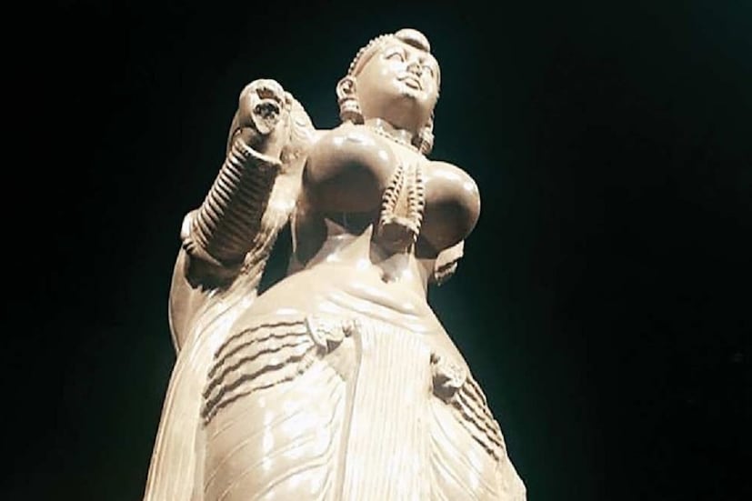 প্রাচীন ভারতীয় শিল্পে নারী শরীরদের আকর্ষণ অমোঘ৷ আর সেখানে সুডৌল স্তন , বক্ষ বিভাজিকা যেমন হয় , তেমনিই নাভির প্রদর্শনও সেখানে অনিবার্য ভাবেই উঠে এসেছে৷ যুগ যুগ ধরে শিল্পীদের চোখে , এর মাধ্যমে অত্যন্ত সহজেই প্রেম ও যৌন আসক্তিকে ফুটিয়ে তোলা যায়। Photo- Representative