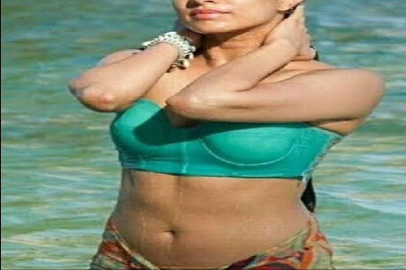 প্রাচীন হিন্দু শাস্ত্র থেকে শিল্প সেখানে সুন্দরীদের মধ্যে সেই চিরায়ত নাভির রহস্য এখনও সিনেপ্রেমীদের আসক্ত করতে কাজে লাগে৷  নারীশরীরের মধ্যে নাভির দিকেই বেশি আকর্ষণ। আর সেই বিষয়টিকেই কাজে লাগান এখনকার চিত্র পরিচালকরা। Photo- Representative