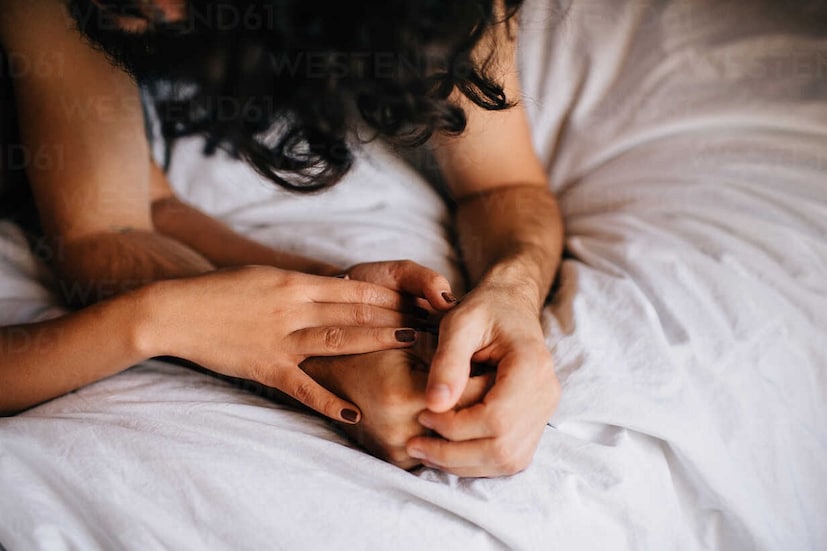 মানসিক চাপ থেকে মুক্তি পাওয়ার অন্যতম উপায় হল সহবাস। এটি আপনাকে পুরোপুরি শিথিল করে এবং টেনশন বা যেকোনো ধরনের হতাশা থেকে মুক্তি দেয়। যৌনতা আপনার রক্ত ​​সঞ্চালন, মেজাজ উন্নত করতে পারে এবং আপনার মস্তিষ্কে ডোপামিনের উৎপাদন বাড়ায় যা আপনাকে ভালো বোধ করতে সাহায্য করে।
