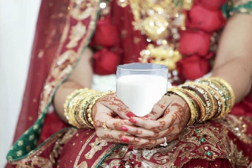 প্রথম রাতে প্রায়ই আশা করা হয় যে একজন মহিলার রক্তপাত হবে, এটি একটি ব্যাপকভাবে বিশ্বাস করা যৌন মিথ। আসল বিষয়টি হল যে মহিলাদের হাইমেন ভেঙ্গে গেলে রক্তপাত হয়। এমনকি নাচ, খেলাধুলা ইত্যাদির মাধ্যমেও তা ভেঙ্গে যেতে পারে। 