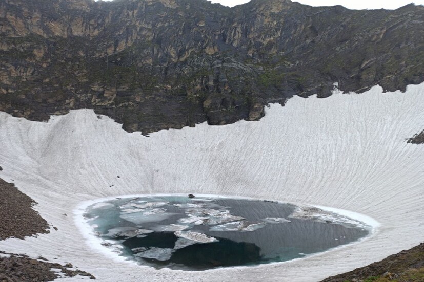 Roopkund Lake বা রূপকুন্ড লেক হল ভারতের এক অতি রহস্যময় স্থান। যে স্থানে যেতে ছোট থেকে বড় প্রত্যেকেই ভয় পান। এই অদ্ভুত ঝিলটি উত্তরাখণ্ডে অবস্থিত। এর চারপাশে কঙ্কাল পড়ে থাকার দাবি করেন অনেকেই। তাই এই স্থান আজও রহস্যময়।
